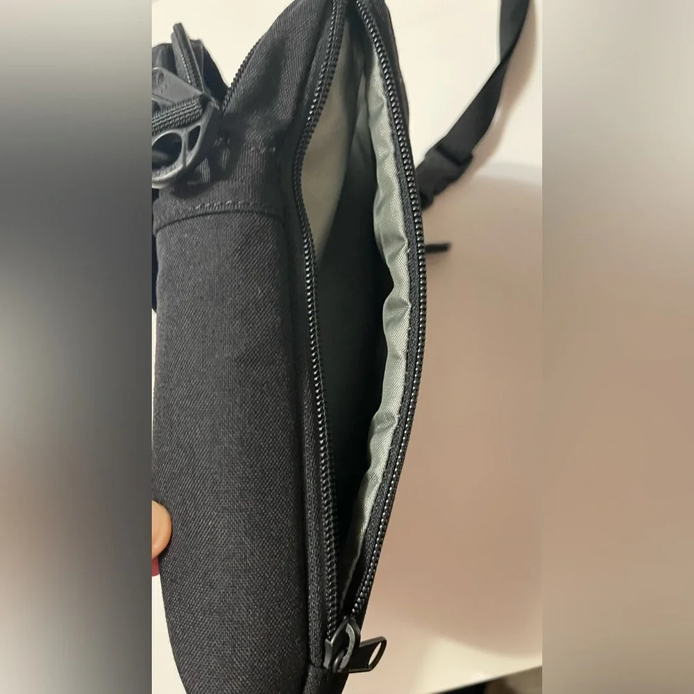Eagle Creek crossbody travel bag purse 10X6 can be worn on belt lots of storage
